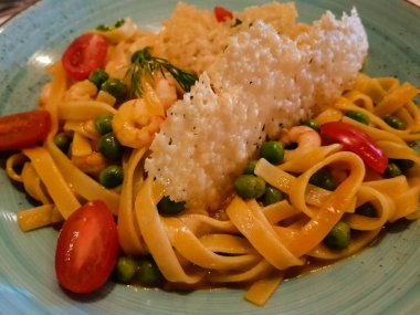 Deniz ürünleri domatesli İtalyan makarnası ve parmesan peyniri.