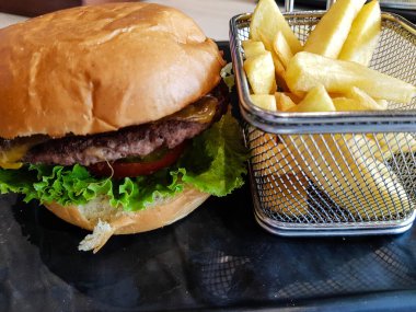 Kızarmış peynirli hamburger ve Pommes kızartması.