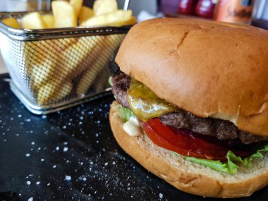 Kızarmış peynirli hamburger ve Pommes kızartması.