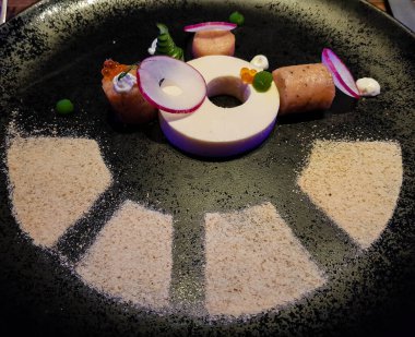 Dilimlenmiş alabalık kremalı fütüristik başlangıç.