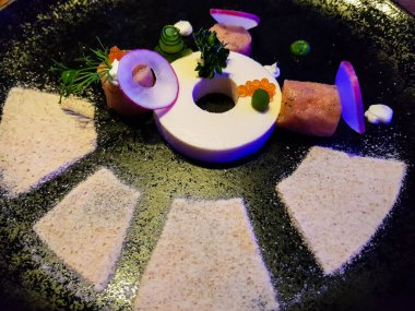 Dilimlenmiş alabalık kremalı fütüristik başlangıç.