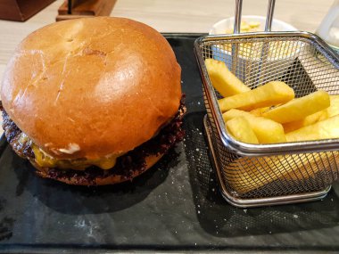 Kızarmış peynirli hamburger ve Pommes kızartması.