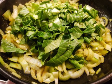 Pak choi sebzeli tavuklu pilav.