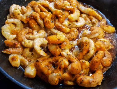 Taze salatalı kızarmış karides.