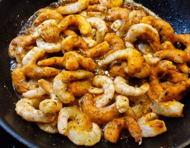 Taze salatalı kızarmış karides.