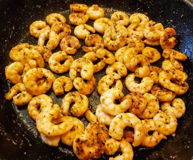 Taze salatalı kızarmış karides.