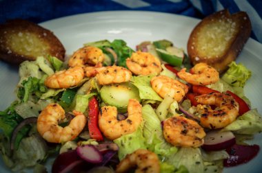 Taze salatalı kızarmış karides.