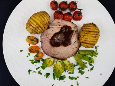 Bahar sebzeli dana eti ve patates.