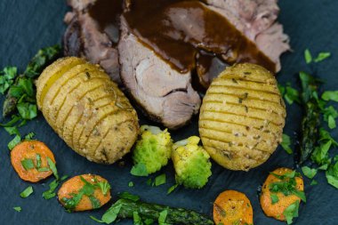 Bahar sebzeli dana eti ve patates.