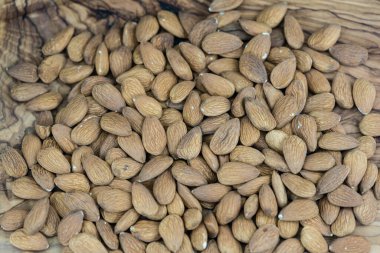 Zeytin ağacında kabuklu badem yığını.