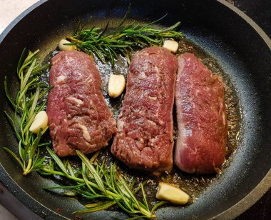 Sebze ve baharatlı biberiye kuzu somonu.