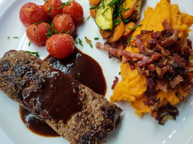 Sebze ve baharatlı biberiye kuzu somonu.