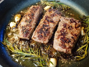 Sebze ve baharatlı biberiye kuzu somonu.