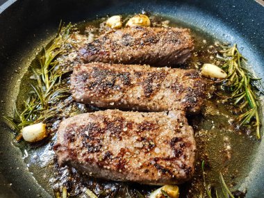 Sebze ve baharatlı biberiye kuzu somonu.