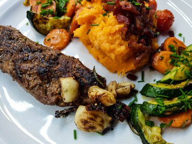 Sebze ve baharatlı biberiye kuzu somonu.