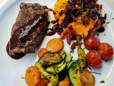 Sebze ve baharatlı biberiye kuzu somonu.