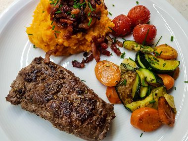 Sebze ve baharatlı biberiye kuzu somonu.