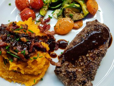 Sebze ve baharatlı biberiye kuzu somonu.