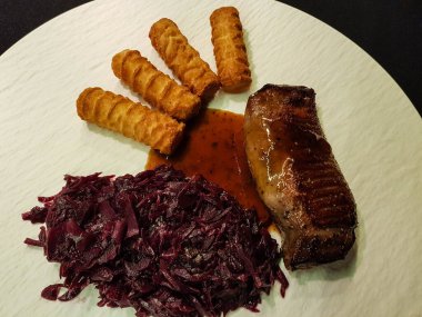 Kızarmış ördek filetosu ve kırmızı lahana 