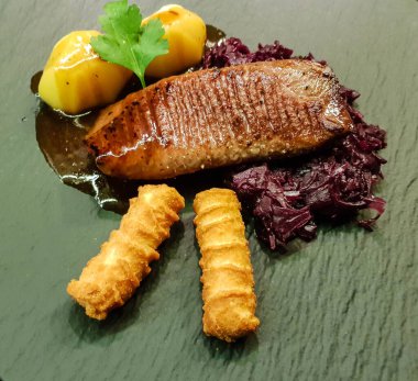 Kızarmış ördek filetosu ve kırmızı lahana 