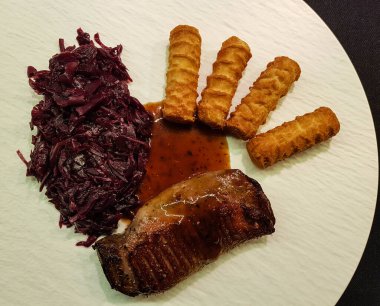 Kızarmış ördek filetosu ve kırmızı lahana 