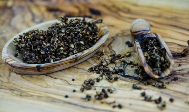 Ve zeytin ağacında biber.