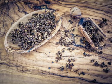 Ve zeytin ağacında biber.