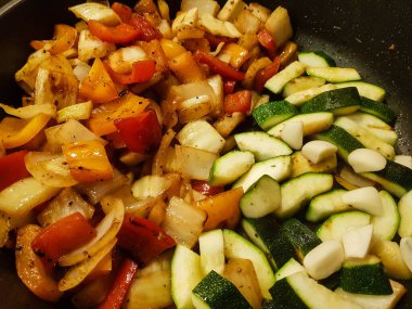 Ahtapot tüplerini Akdeniz sebzeleriyle doldurdum.