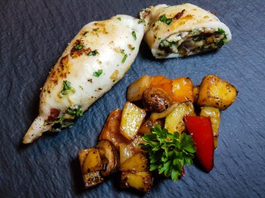 Ahtapot tüplerini Akdeniz sebzeleriyle doldurdum.