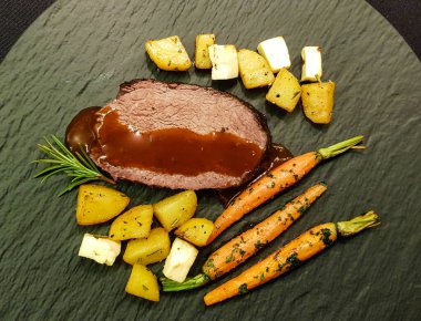 Biberiye patatesli biftek omzu.