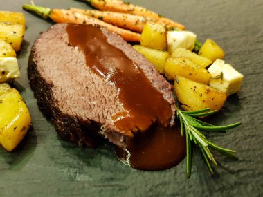 Biberiye patatesli biftek omzu.