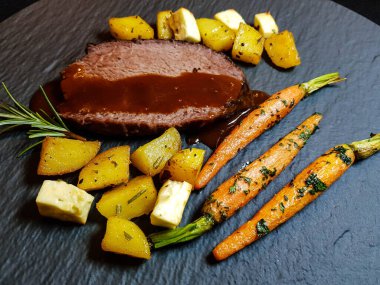 Biberiye patatesli biftek omzu.