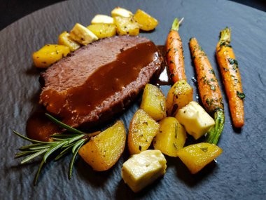 Biberiye patatesli biftek omzu.