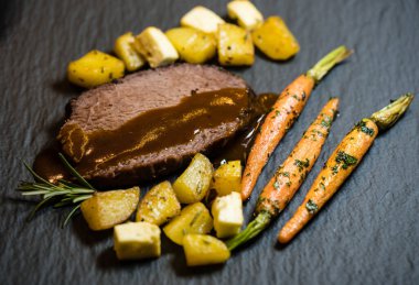 Biberiye patatesli biftek omzu.