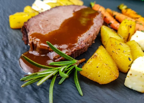 Biberiye patatesli biftek omzu.