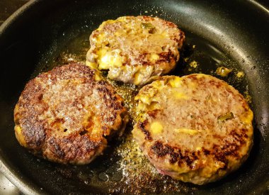 Ev yapımı biberli peynirli burger köftesi.