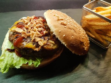 Ev yapımı biberli peynirli burger köftesi.