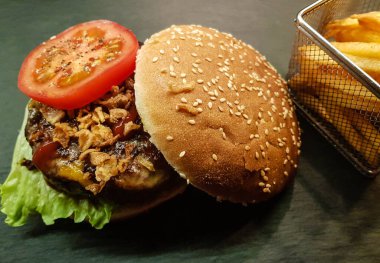 Ev yapımı biberli peynirli burger köftesi.