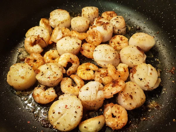 Coquillages Eau Salée Frits Sur Spaghetti Pesto Vert — Photo