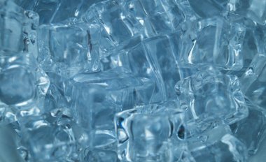 yayılan ışık bir avuç buzun üzerinde parlar.