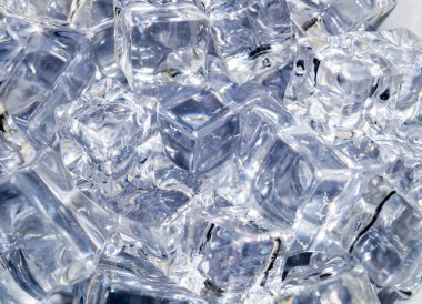 yayılan ışık bir avuç buzun üzerinde parlar.