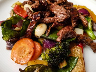 Kızarmış fileto biftek çizgili sebze.