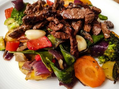 Kızarmış fileto biftek çizgili sebze.