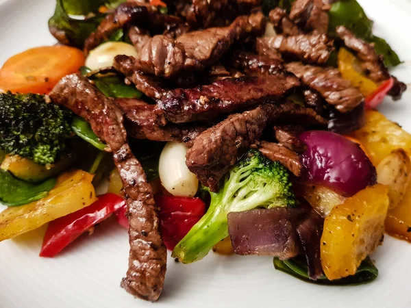 Filé Frito Listras Bife Com Legumes — Fotografia de Stock