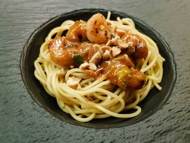 Beyaz Kaplan Karidesli Fıstık Soslu Spagetti