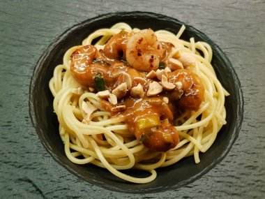 Beyaz Kaplan Karidesli Fıstık Soslu Spagetti