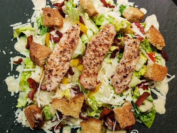 Insalata Tradizionale Cesari Con Pollo Grigliato Strisce Pancetta Pane All — Foto Stock