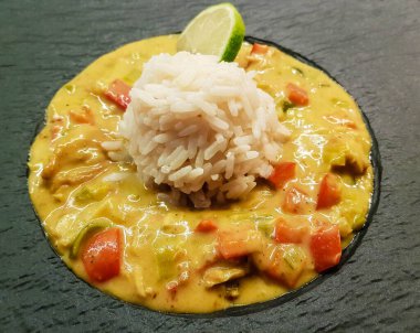 Sebzeli baharatlı tavuk.