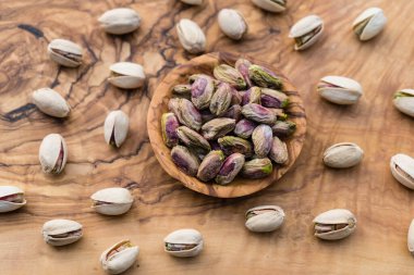 Tuzlu fıstıklar zeytin ağacında