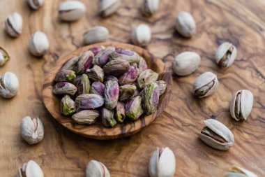 Tuzlu fıstıklar zeytin ağacında